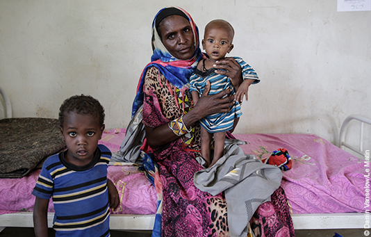 Eine Frau hält ihr Kind, das in einem Krankenhaus in Äthiopien wegen Mangelernährung behandelt wird.