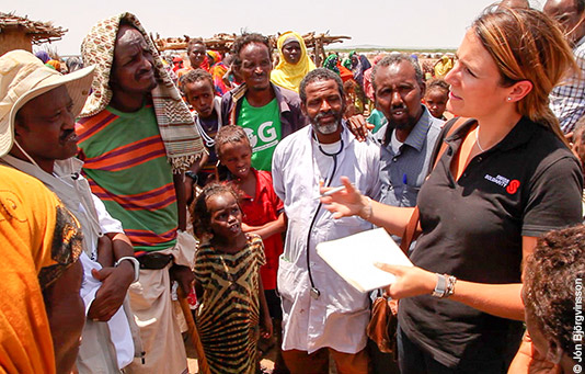 la chargée de communication de la Chaîne du Bonheur pendant une visite de projet en Ethiopie.