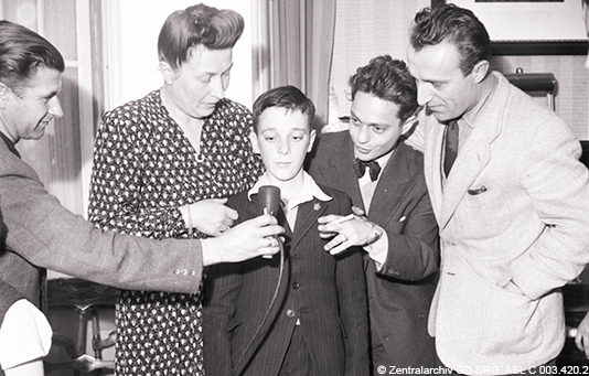 Die erste Radiosendung der Glückskette im Jahr 1946 mit den Gründern Jack Rollan und Roger Nordmann.