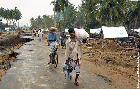 un survivant du tsunami au Sri Lanka traverse son village détruit.