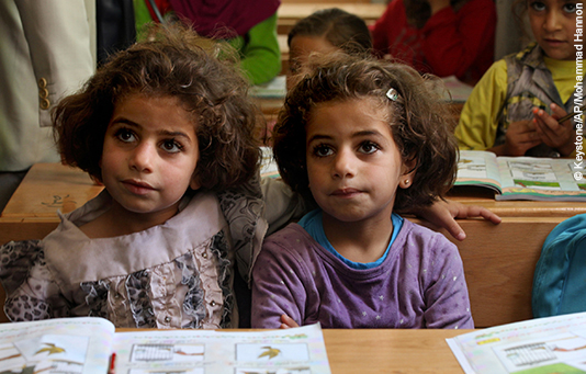 Deux fillettes syriennes dans une école du camp de réfugiés Zaatari en Jordanie.