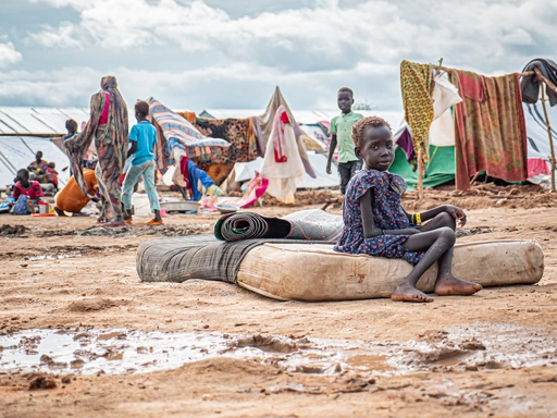 Petit garçon dans un camp au Soudan du Sud Un petit garçon dans un camp au Soudan du Sud – besoin urgent d’aide humanitaire.